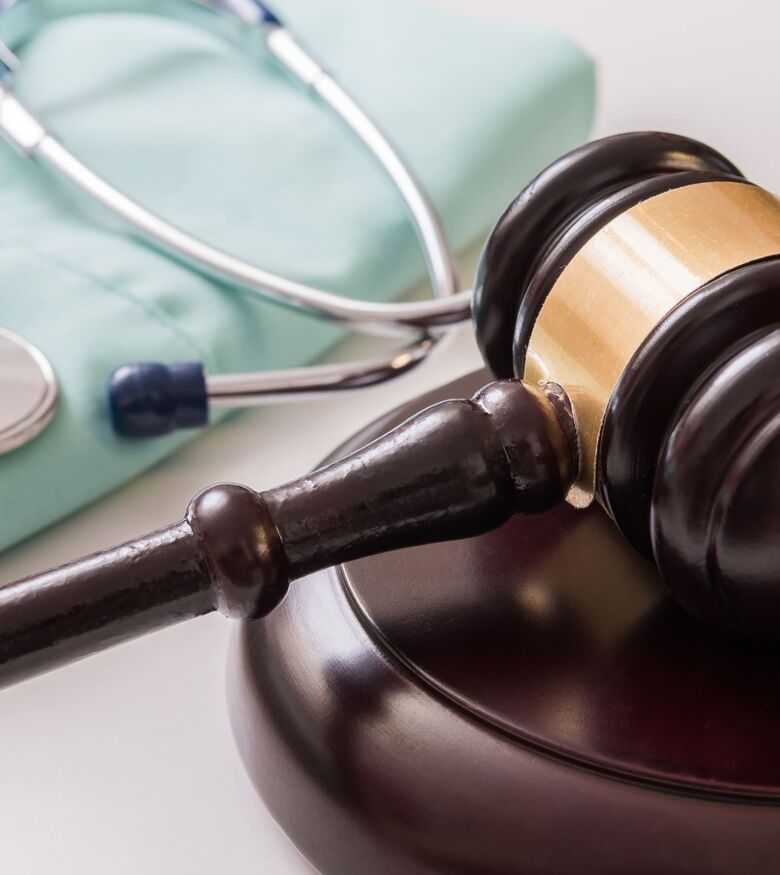 St. Louis, Missouri (MO) Medical Malpractice Lawyers - doctor scrubs with stethoscope