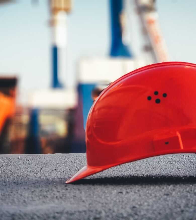 Labor & Employment Lawyers in Tampa, FL - hard hat on construction site