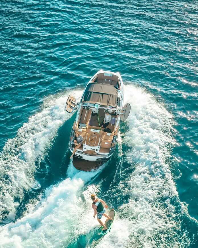 Lexington Maritime & Boating Accident Lawyers - boat cruising in the ocean