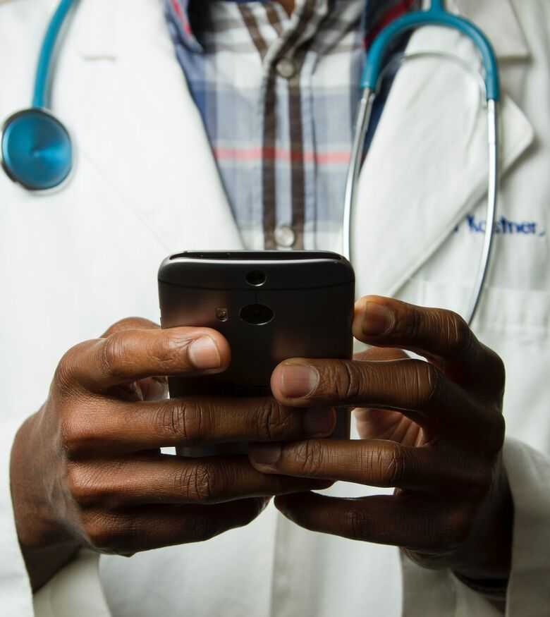 Memphis Misdiagnosis and Delayed Diagnosis Malpractice - doctor on his phone