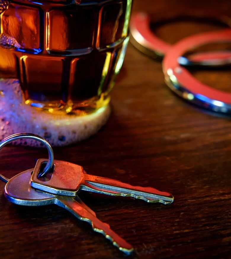 DUI Attorneys in Tampa, FL - beer, car keys and handcuffs