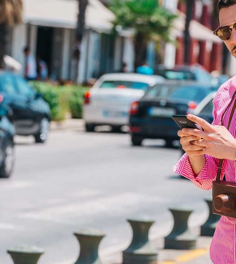 Lyft Accident Lawyers Fort Lauderdale - Man in pink shirt waiting for driver