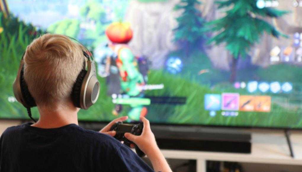 Fortnite Privacy Settlement - child playing fortnite