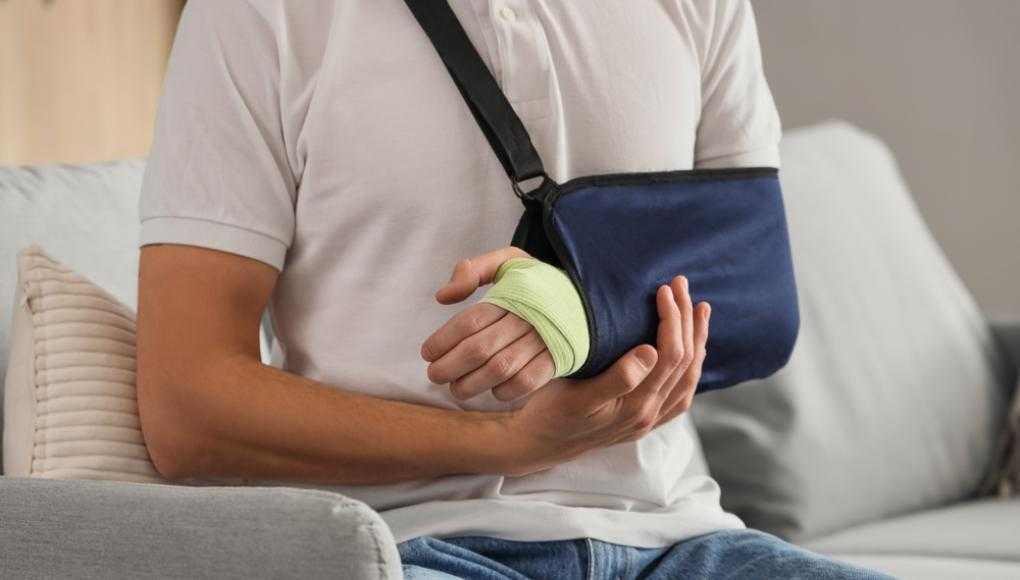 Where Can I Find a Lawyer for Broken Bones in Los Angeles - man with a cast