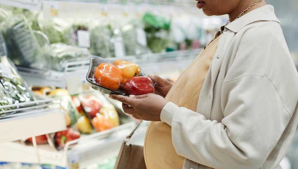 pregnant lady shopping at a grocery