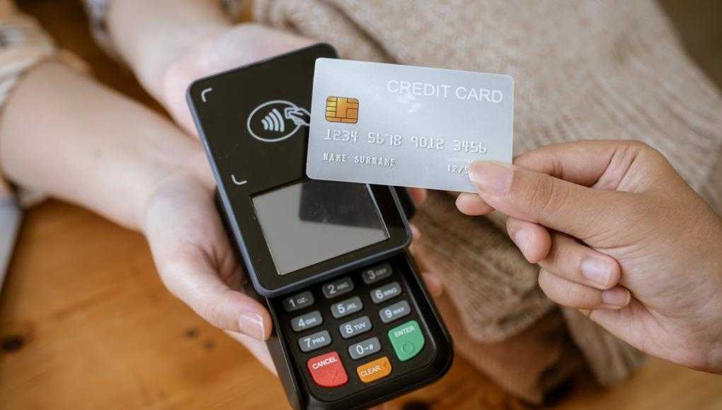 Client swiping their credit card at a store