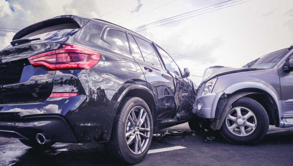 Car crash in an intersection