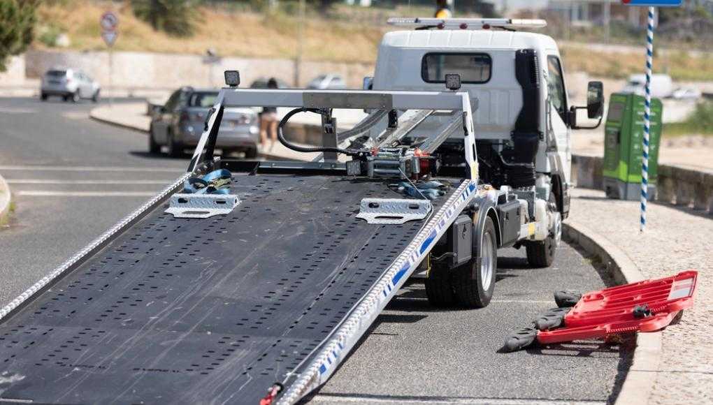 Empty tow truck