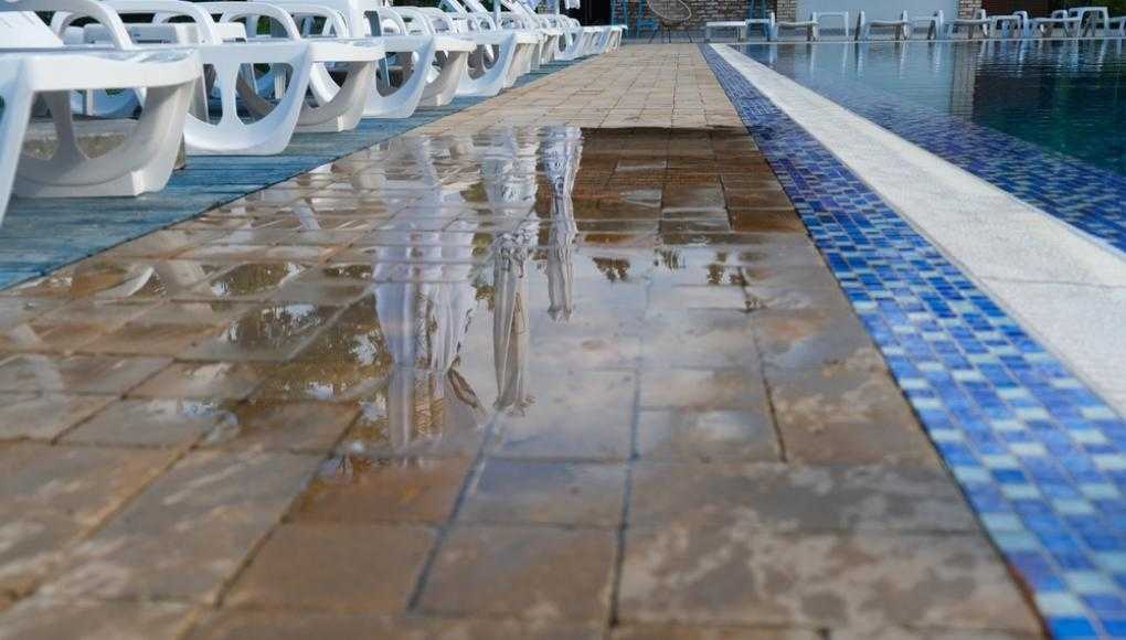 Wet pool walkway