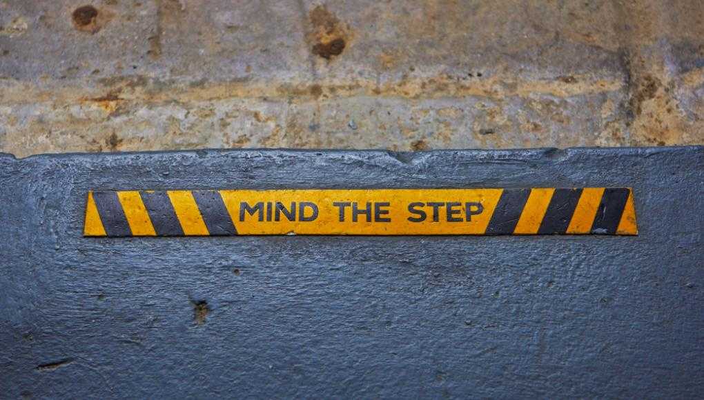 Mind the step sign