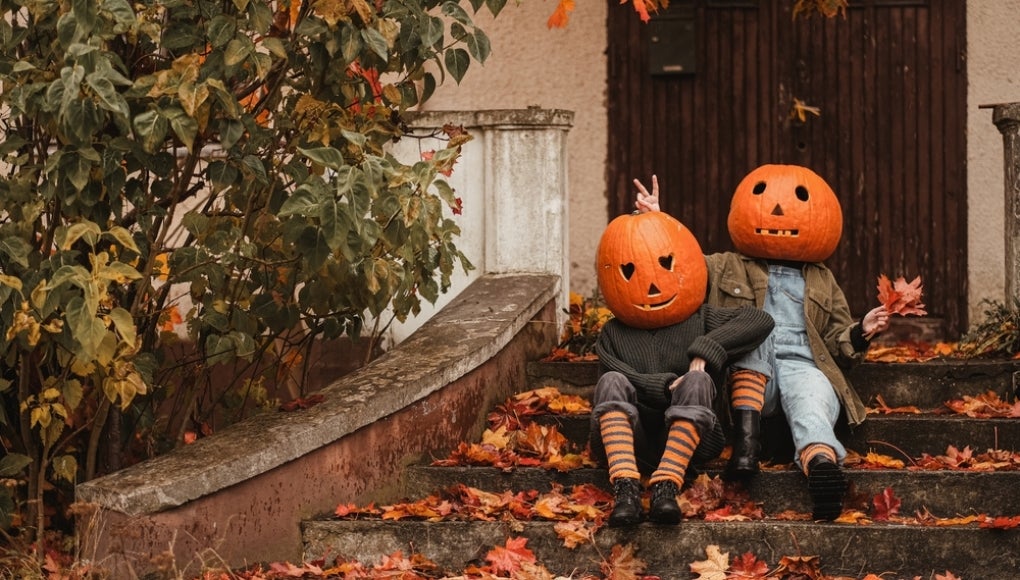 children with pumpkin hats