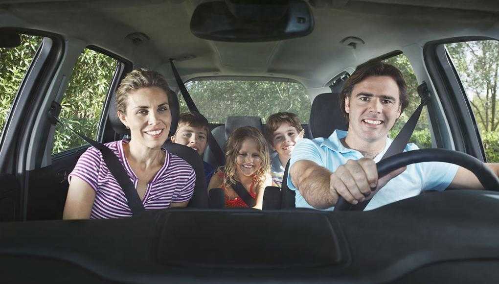 How Bowling Green Drivers Can Stay Safe On the Road This Thanksgiving - Happy family inside the car