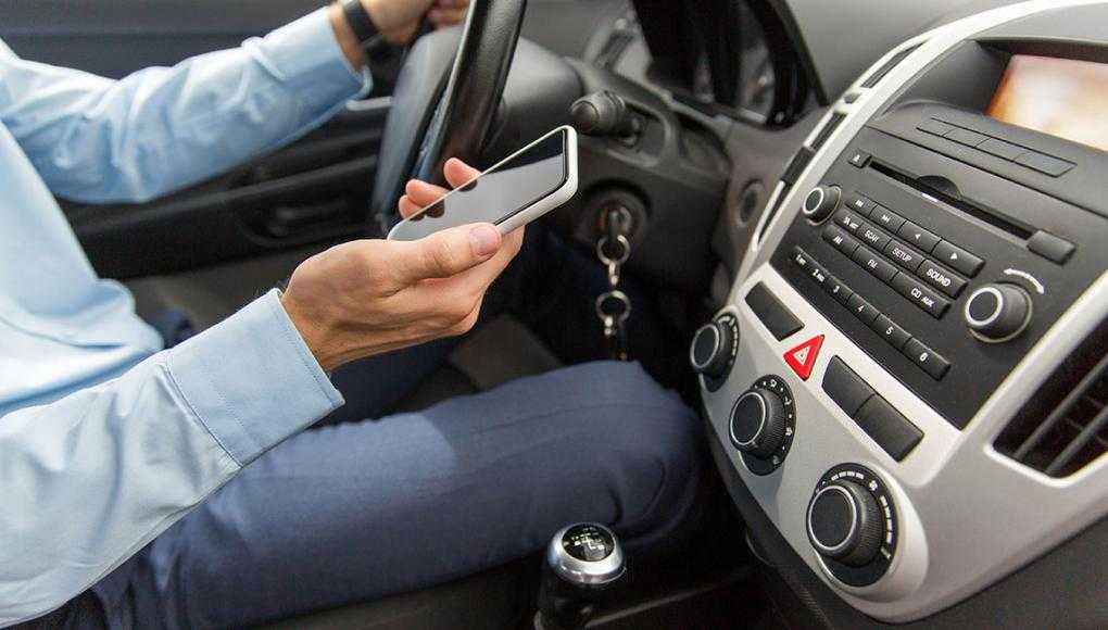 Here's Why American Roads Are Getting Deadlier - A man driving while using phone