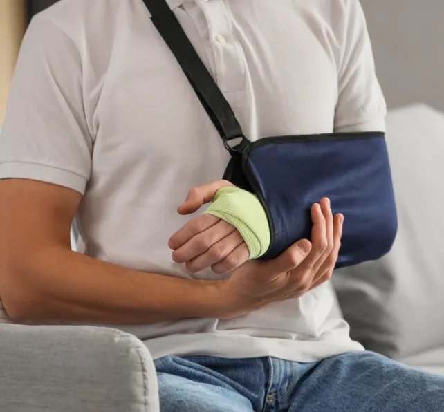 Where Can I Find a Lawyer for Broken Bones in Los Angeles - man with a cast