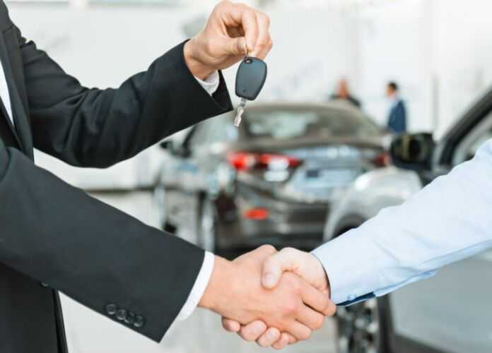 Where Can I Find the Best Rental Car Accident Lawyers in Big Pine Key, Florida - Rental company passing keys to car renter
