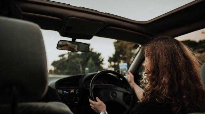 women driving distracted