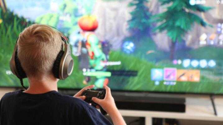 Fortnite Privacy Settlement - child playing fortnite