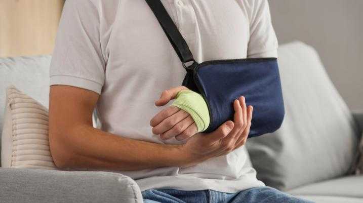 Where Can I Find a Lawyer for Broken Bones in Los Angeles - man with a cast