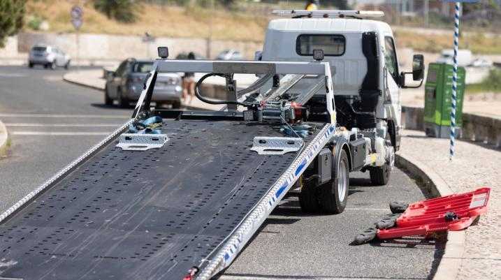 Empty tow truck