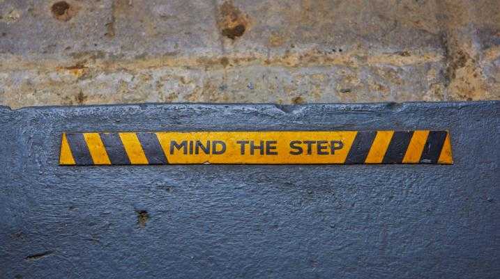 Mind the step sign