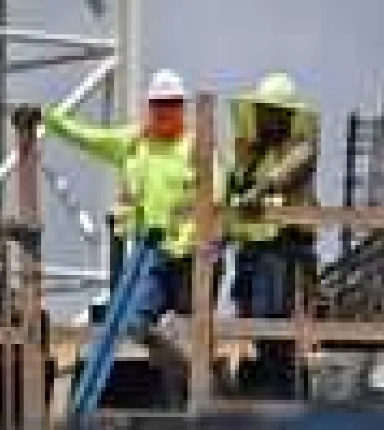 How to Find the Best Workers' Compensation Lawyers in Chicago - workers on construction site