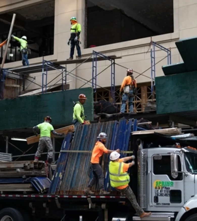 Scaffold Accident Lawyers NYC - Construction workers on scaffold