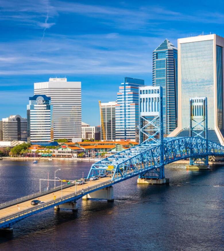 Vista de Jacksonville y su puente sobre el río, ideal para un abogado de lesiones personales.
