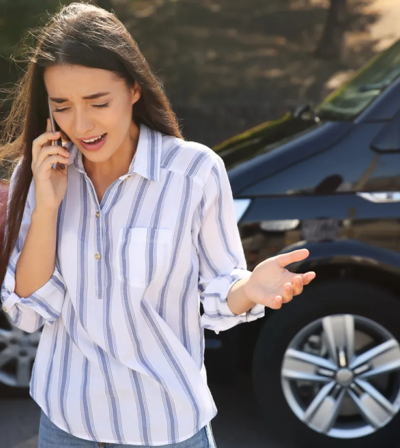 Abogados de Accidente de Auto en West Palm Beach - Woman calling insurance after car accident