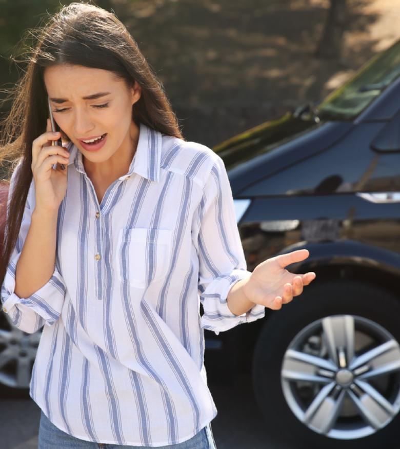 Abogados de Accidente de Auto en West Palm Beach - Woman calling insurance after car accident