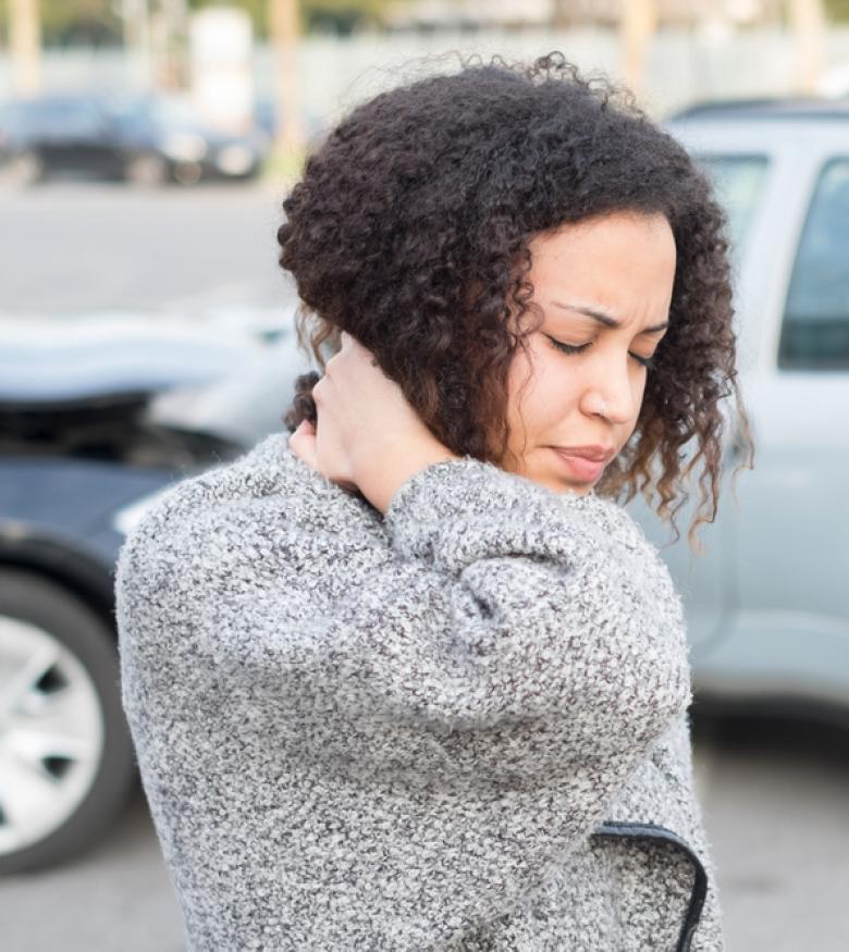Abogados de Accidente de Auto en Fort Myers - Woman with neck pain after accident