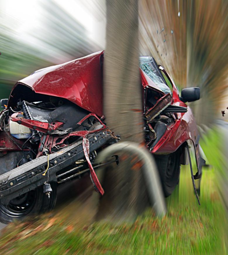 Abogados de Accidente de Auto en Jacksonville - car accident against post