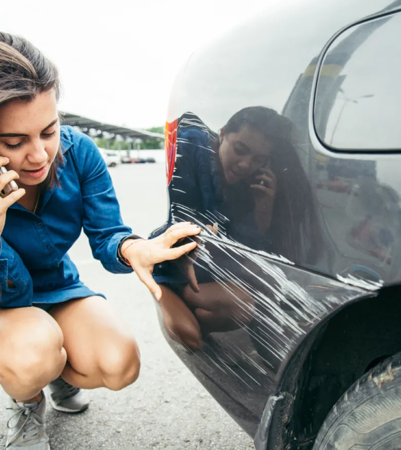 Accidentes de Auto en Atlanta - Woman after car accident