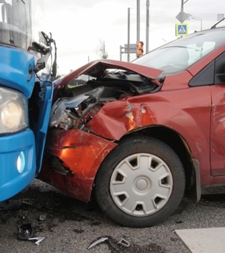 A bus and car involved in a head-on collision, highlighting the need for a Bus Accident Attorney in Bowling Green to provide legal assistance.