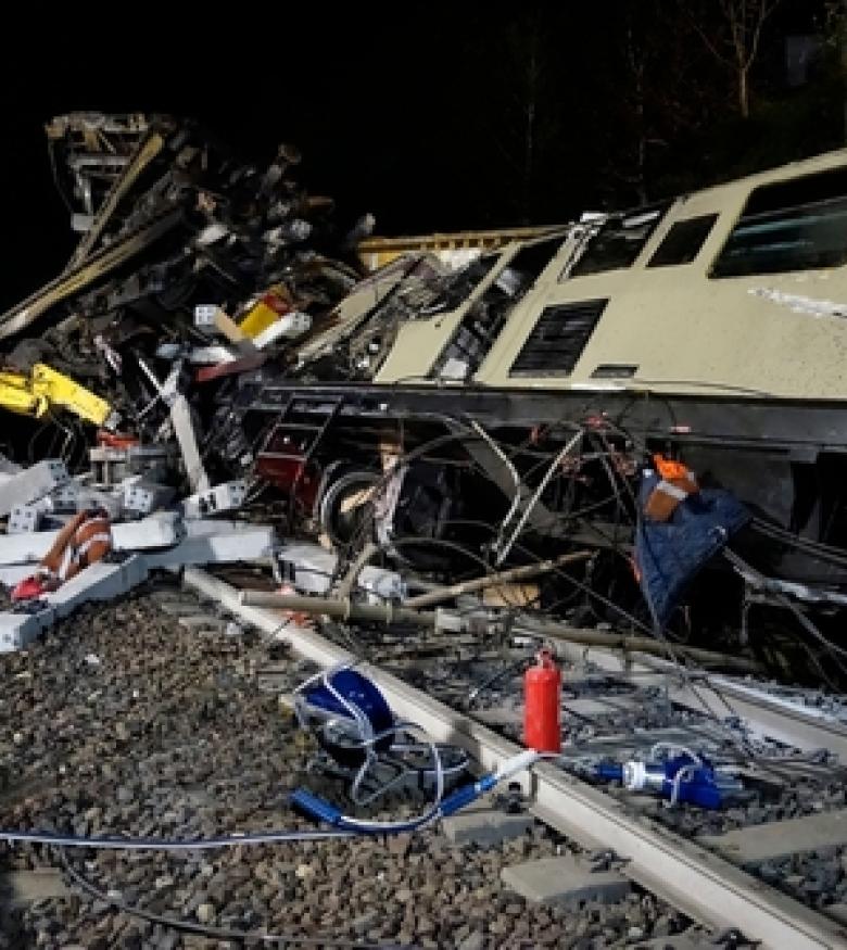 A train derailed with emergency responders at the scene, emphasizing the need for a Train Accident Lawyer in Bowling Green to provide legal assistance.