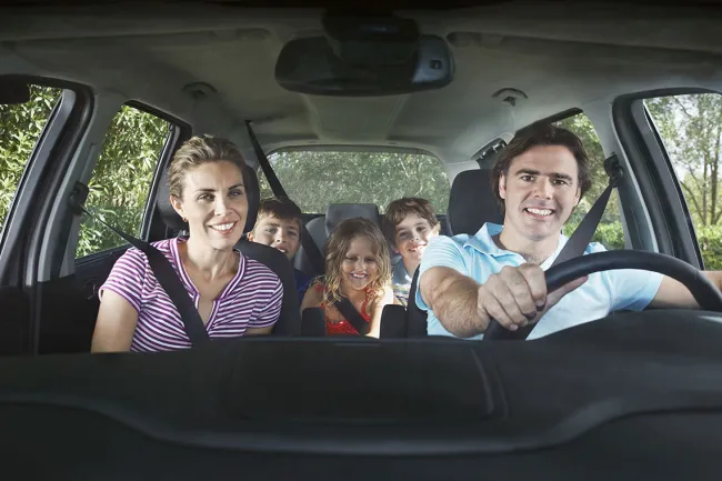 How Bowling Green Drivers Can Stay Safe On the Road This Thanksgiving - Happy family inside the car