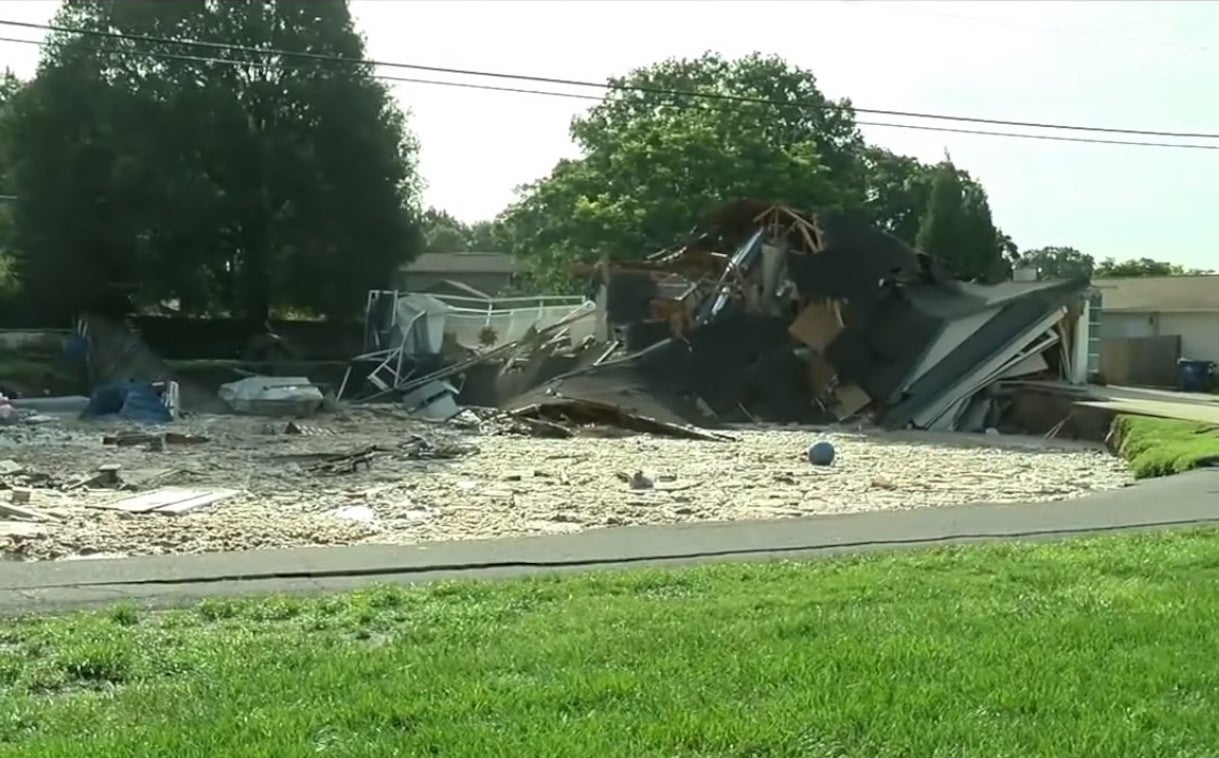 Massive Land O’ Lakes Sinkhole Swallows Two Homes | 7/14/2017